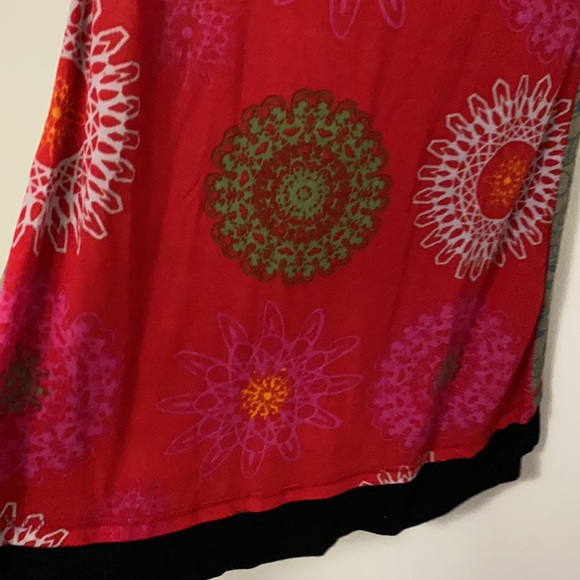 Lightweight v neck tee dress with fun pattern - Picture 4 of 5